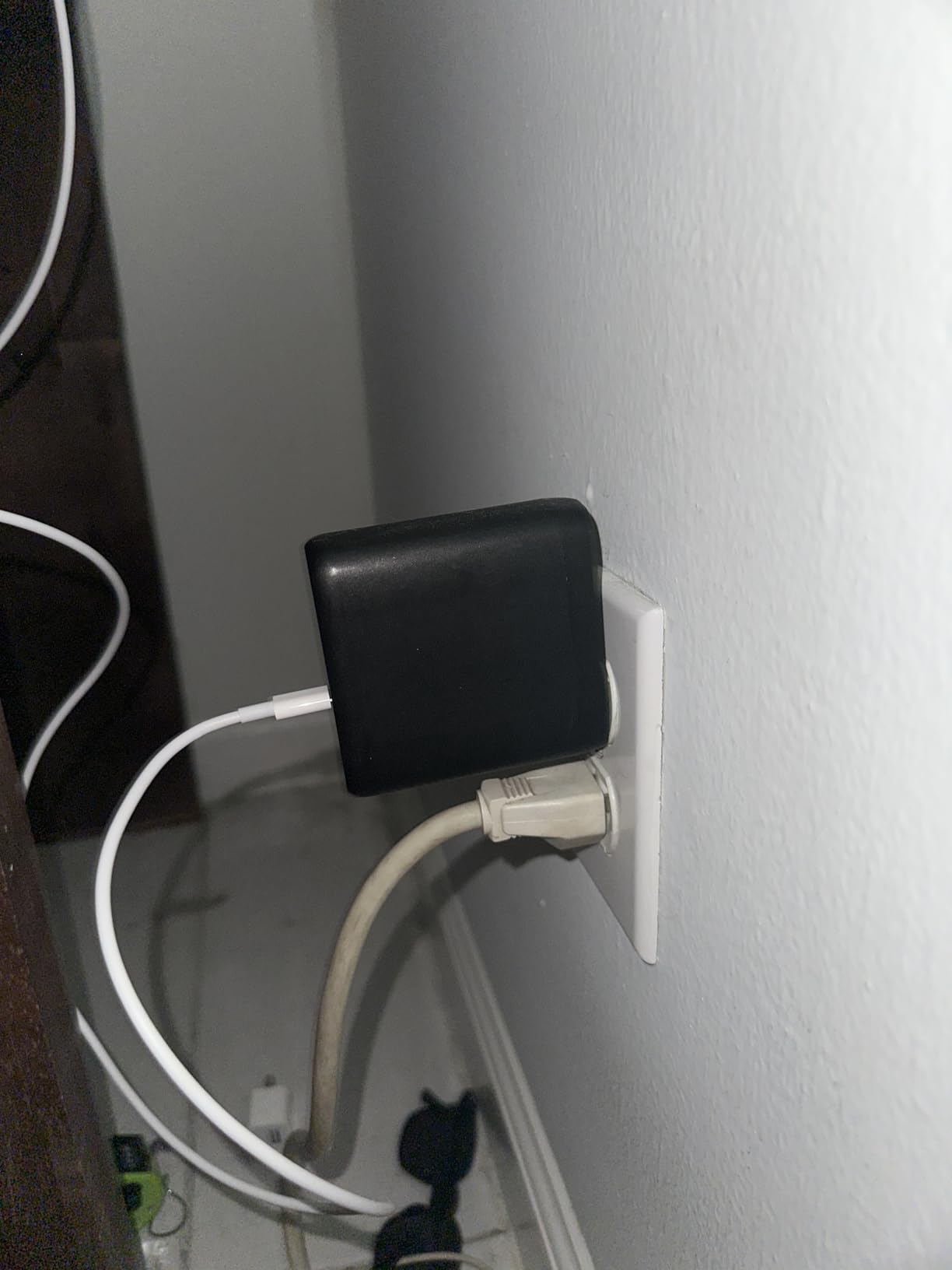 Amazon Basics 100W Four-Port GaN Wall Charger with 2 USB-C (100W, 18W) & 2 USB-A Ports (12W), PD 3.0, Foldable Plug, Portable Multi-Device Charging for Laptops, Tablets & Phones, Non-PPS,Black customer photo 2
