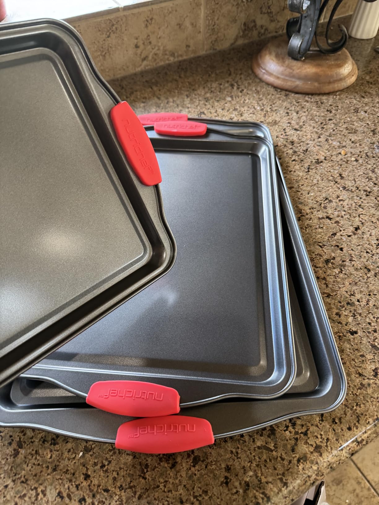 NutriChef 3‑Piece Nonstick Cookie Sheets – Carbon Steel Baking Sheet Set with Non Stick Coating & Red Silicone Handles – Oven Pans for Family Baking customer photo 2