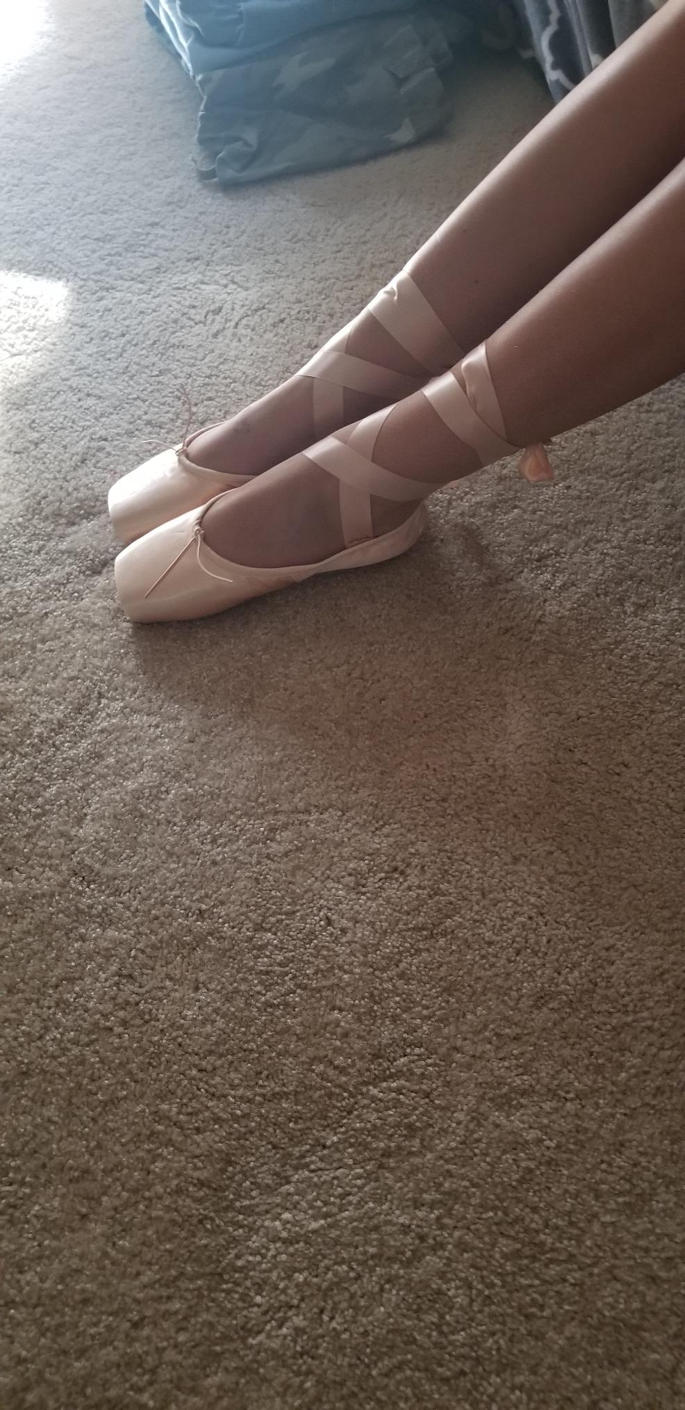SHOLING Professional Women's Pointe Shoes for Girls with Toe Pads customer photo 2