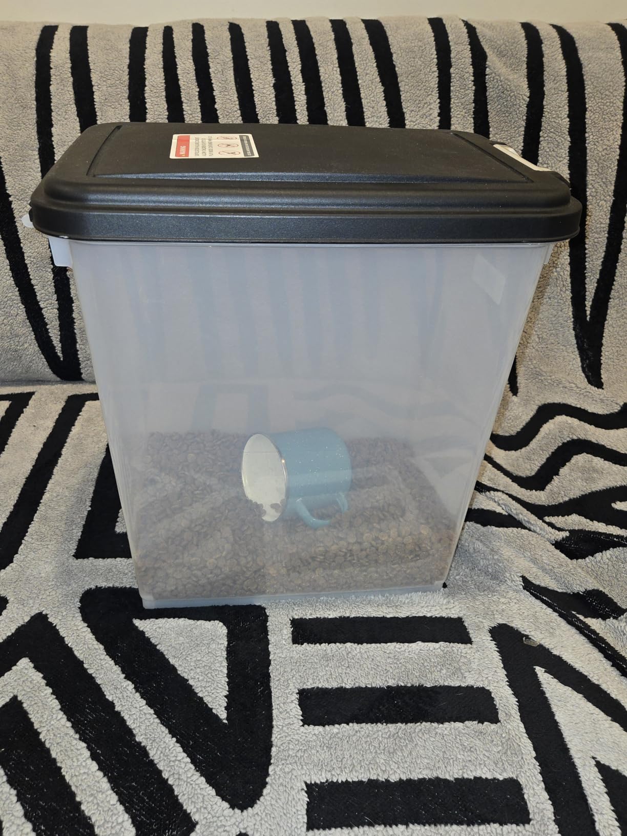 IRIS USA Airtight Pet Food Storage Rolling Container, 30 lb Capacity, Black customer photo 1