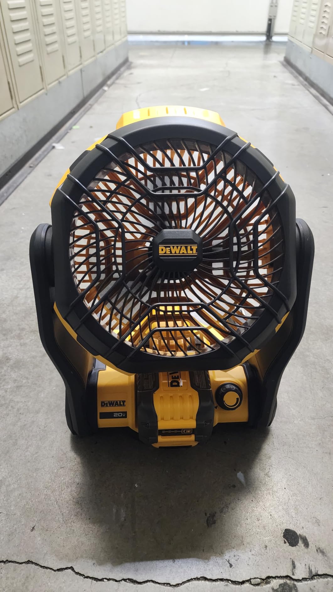 DEWALT 20V MAX Portable Fan, Battery Powered Rechargeable Cordless Shop Fan, Up to 4.5 Hrs Runtime, Variable Speed, 650 CFM, Tool Only (DCE512B) customer photo 2