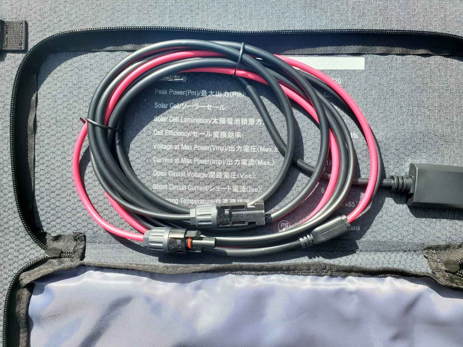 BLUETTI 100W Portable Solar Panel 23.4% High Efficiency IP67 Waterproof customer photo 2