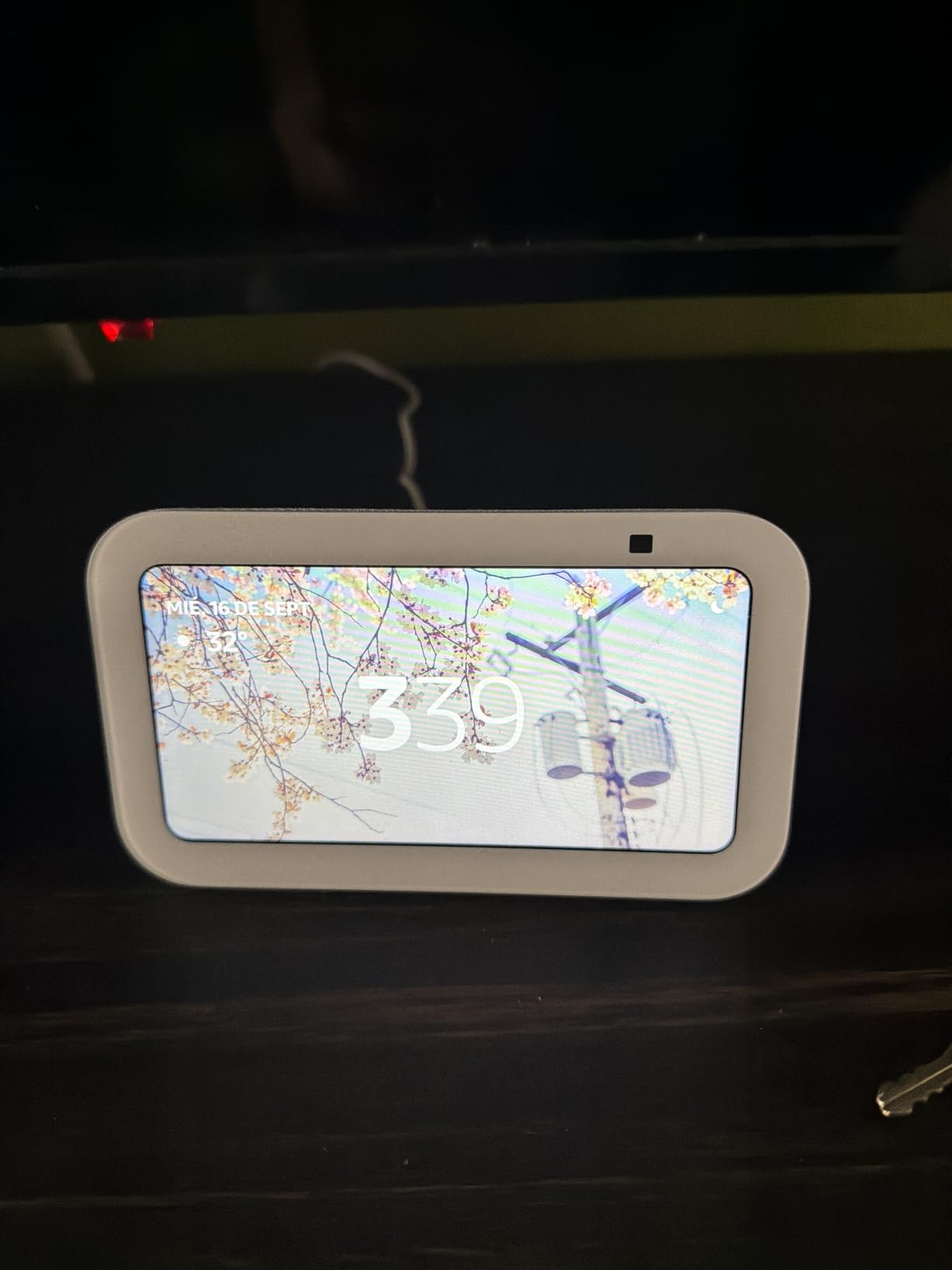 Amazon Echo Show 5 (newest model), Smart display, Designed for Alexa+, 2x the bass and clearer sound, Charcoal customer photo 2