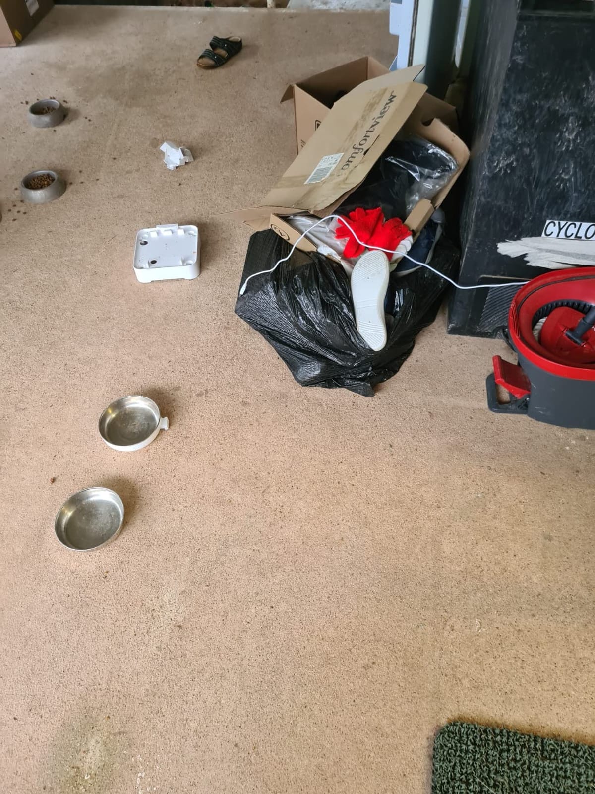 VOLUAS Automatic Cat Feeder for Two Cats with Dual Stainless Bowls, 6L customer photo 2