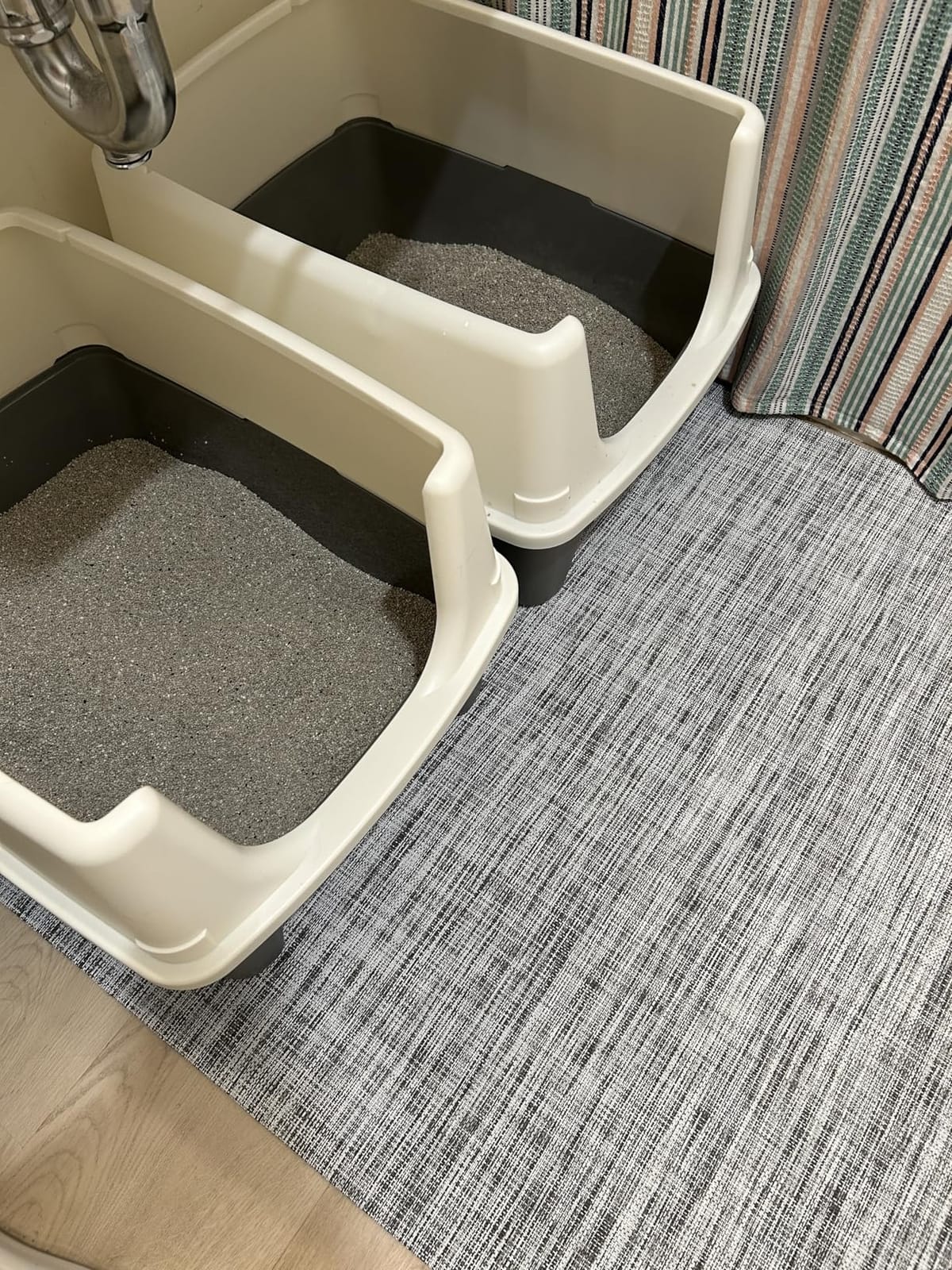 Amazon Basics Large Cat Litter Box with High Sides, Open Top for Easy Access, Includes Scoop with Storage, 19