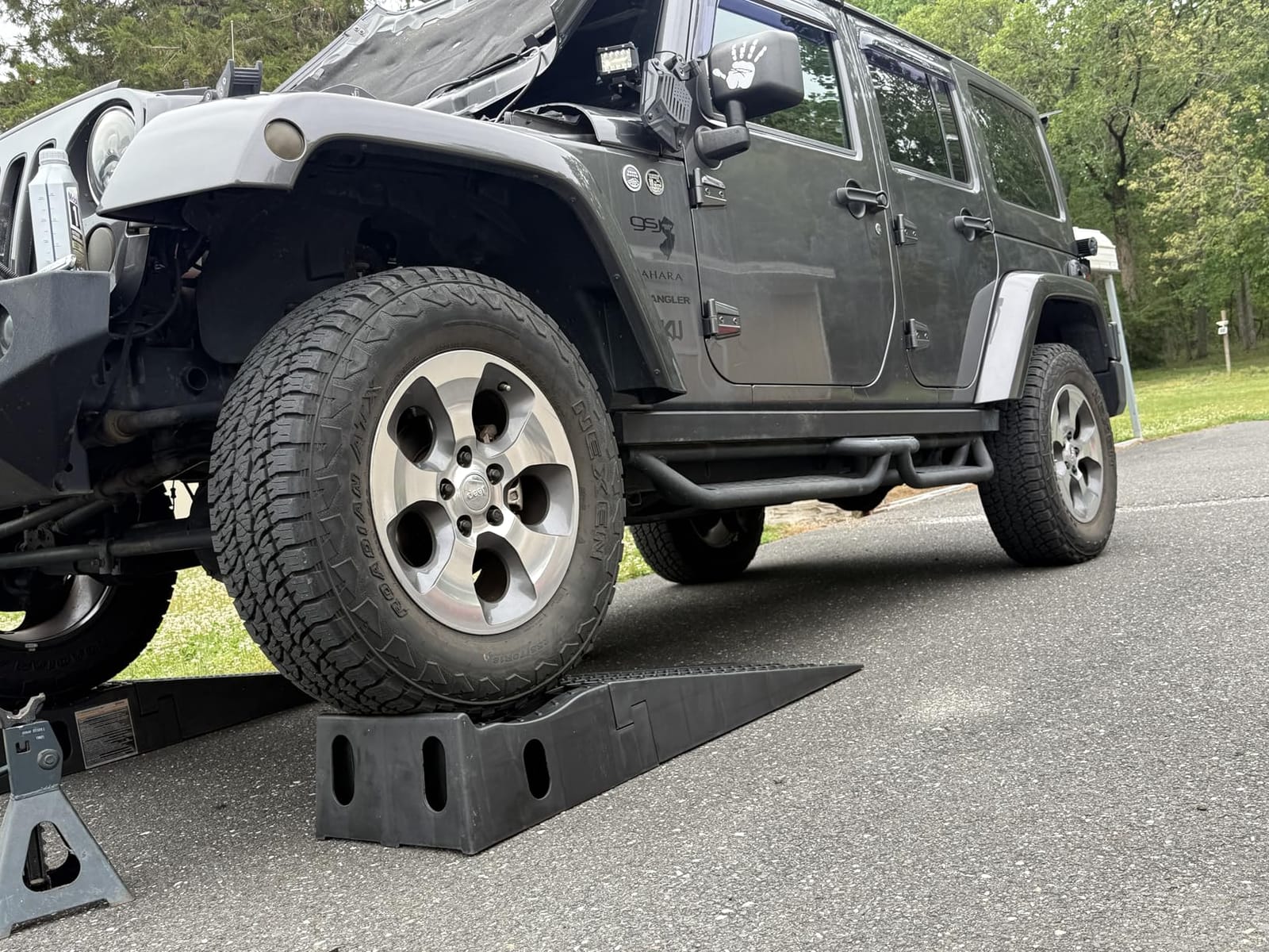 MaxxHaul 50709 Detachable Extendable Car Ramp Set, Portable Car Ramps With 3,250 lbs Maximum Weight Capacity Per Ramp 6,500 lbs Per Pair customer photo 1