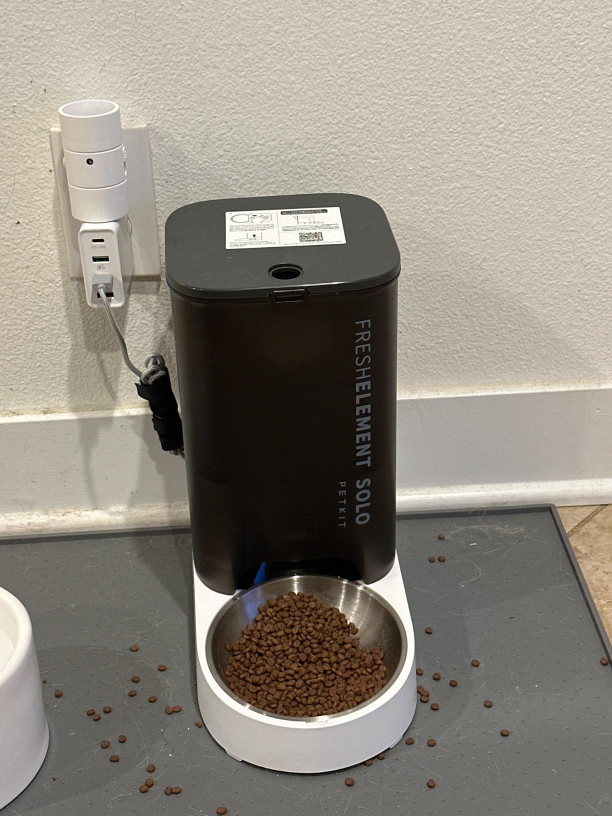 PETKIT Automatic Cat Feeder, 2.4G WiFi Automatic Dog Feeder, App Control Pet Food Dispenser with Triple Fresh-Lock System, Schedule Feeding, Food Shortage Alert, Dual Power-Charge&Battery,3L Capacity customer photo 1