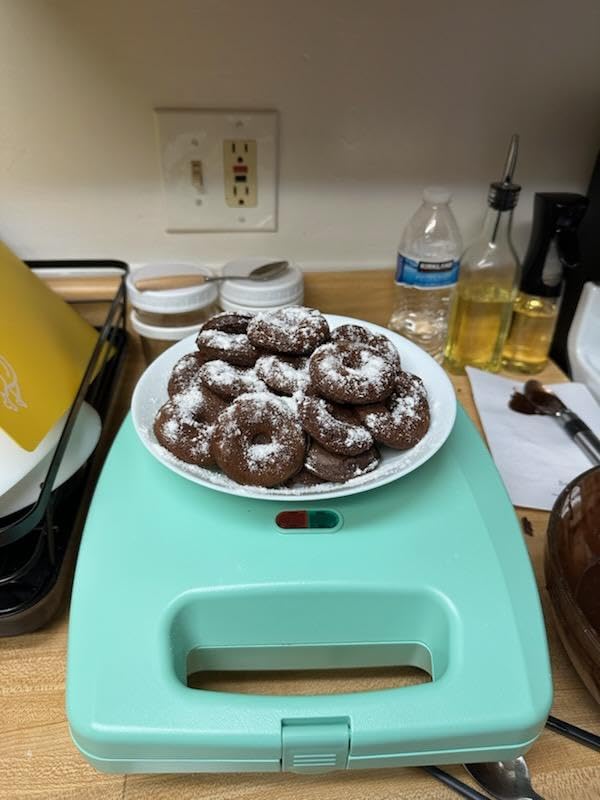 Baker's Friend Mini Donut Maker Machine, Bake 12 Mini Doughnuts, Maquina Para Hacer Donas, Perfect for Breakfast, Snacks, Desserts & More customer photo 2