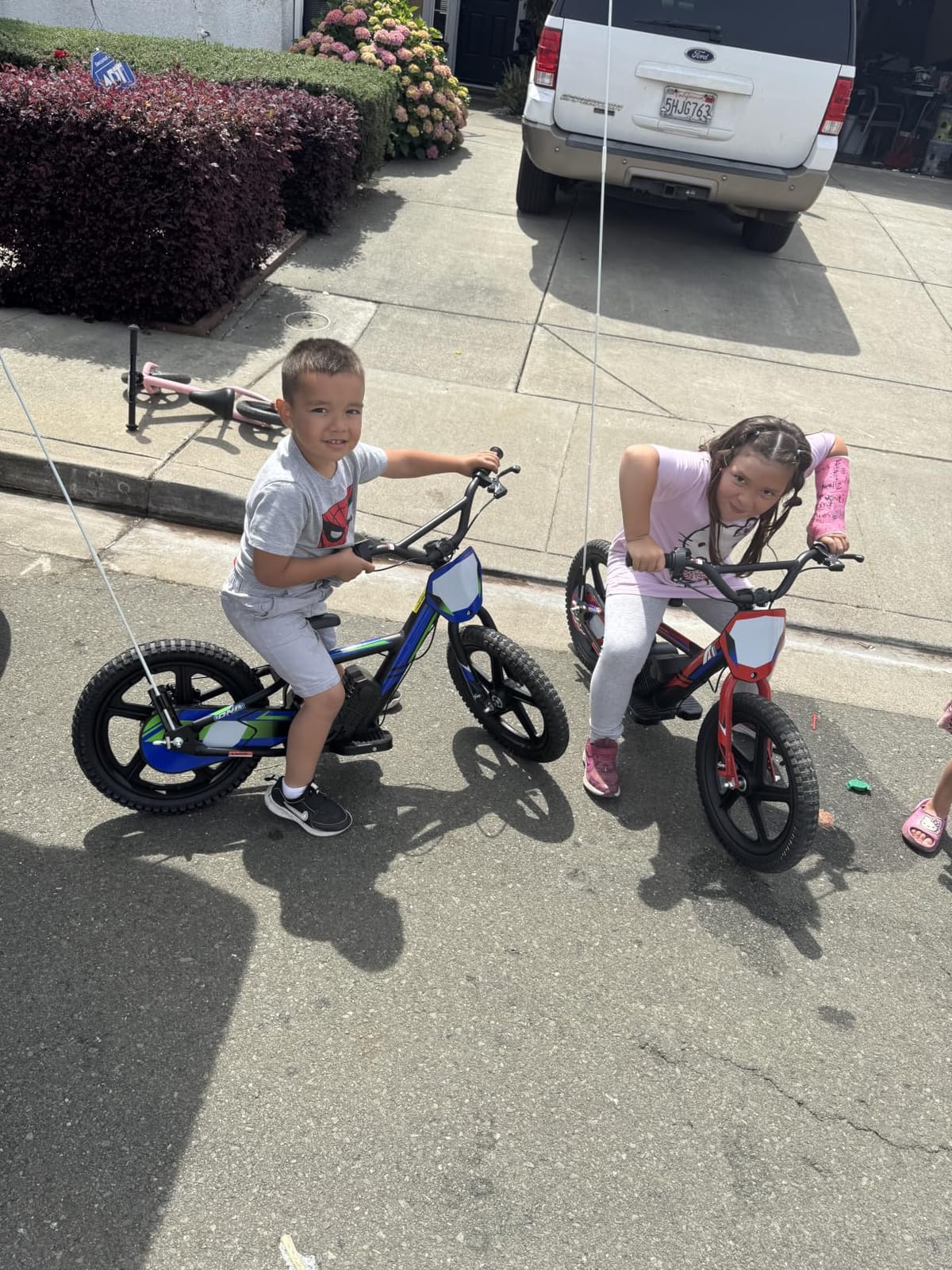 AIII Lightweight Electric Dirt Bike for Kids, 170/340W Electric Motorcycle Up to 10/12MPH, 24V Detachable Battery, Hand-Operated Dual Brakes Electric Balance Bike for Ages 3-6/5-12 customer photo 2