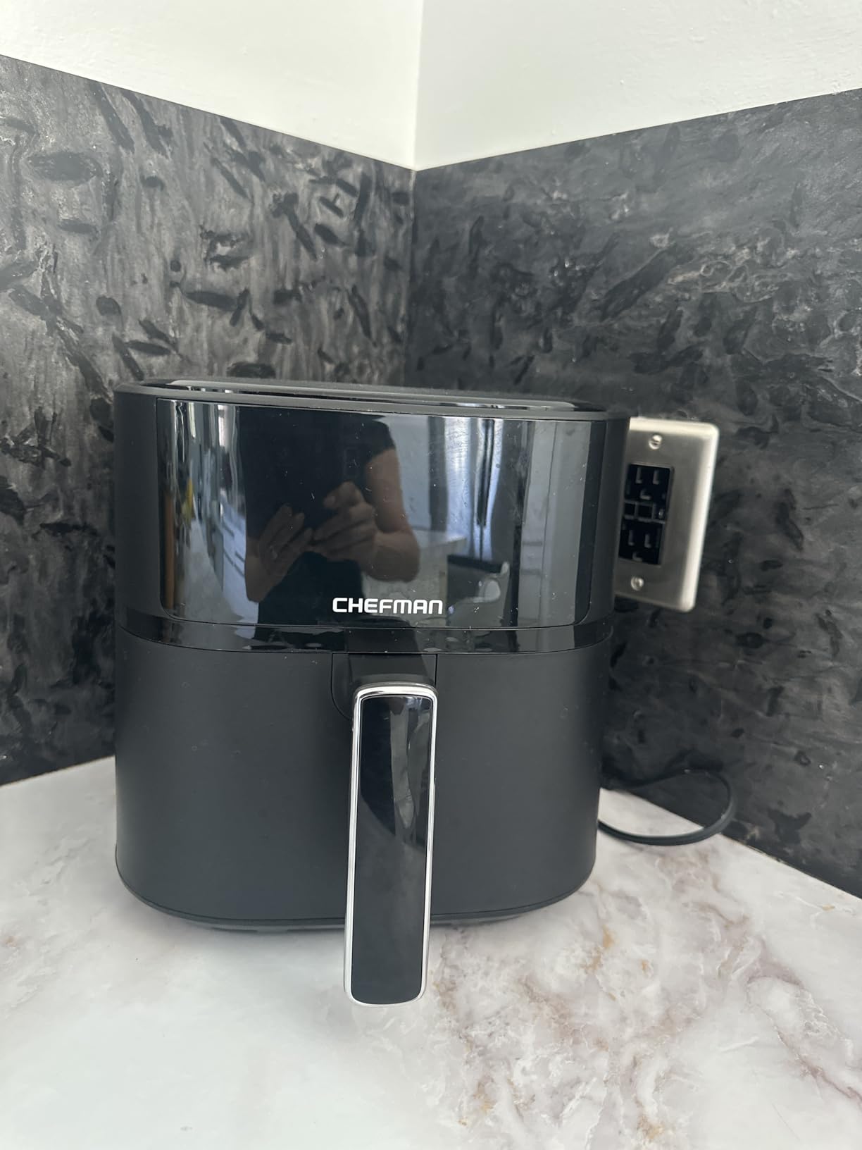 Chefman Air Fryer - 6 QT Compact Airfryer for Quick & Easy Meals in Minutes, Features Hi-Fry Technology for Extra Crisp, Touchscreen Controls with 4 Presets, Nonstick & Dishwasher Safe Basket - Black customer photo 1