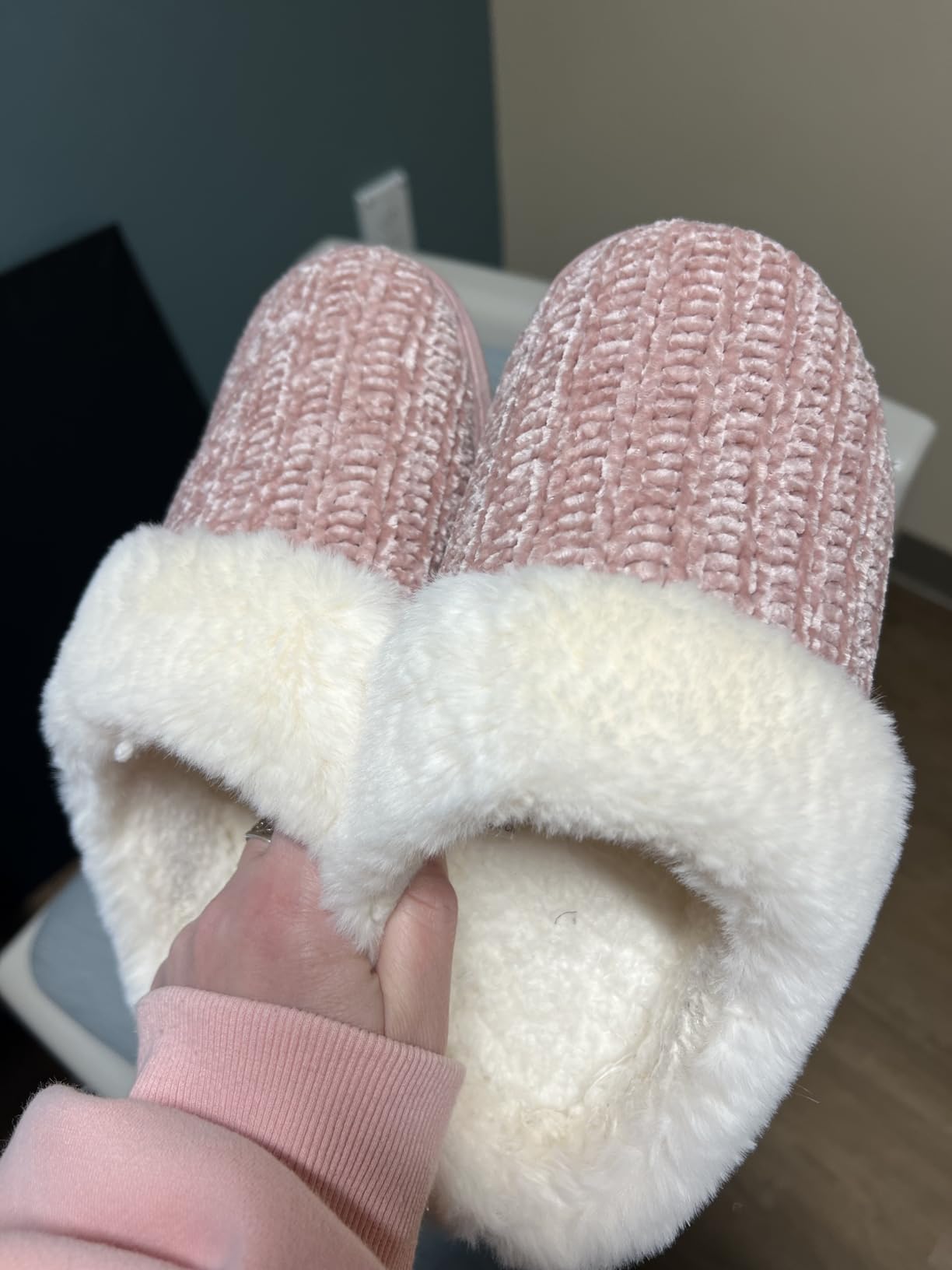 Evshine Women's Chenille Knit Fuzzy Slippers Memory Foam Warm House Shoes customer photo 1