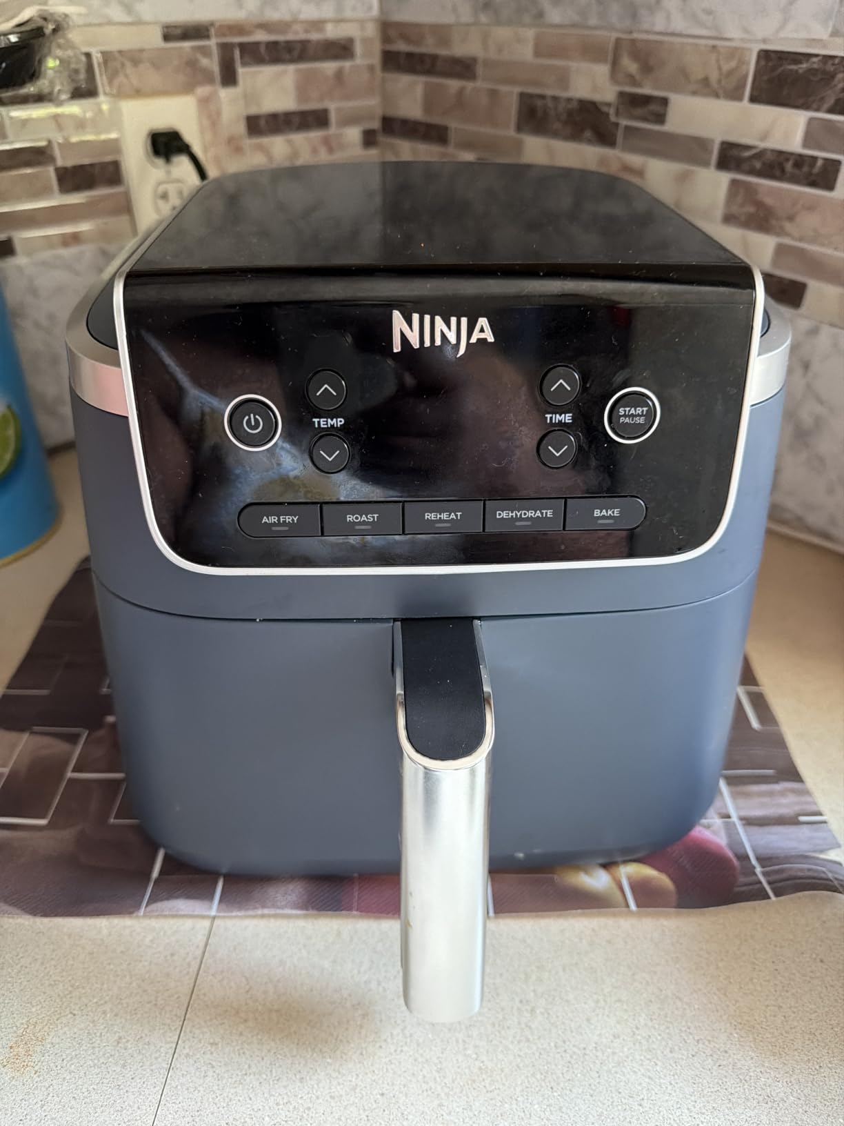 Ninja Air Fryer Pro, 5 Qt, 4-in-1, Grey, AF141 | Air fry, roast, reheat, dehydrate, 1750W, 400F max, Fits 4 lbs fries, Nonstick basket, Dishwasher-safe customer photo 1