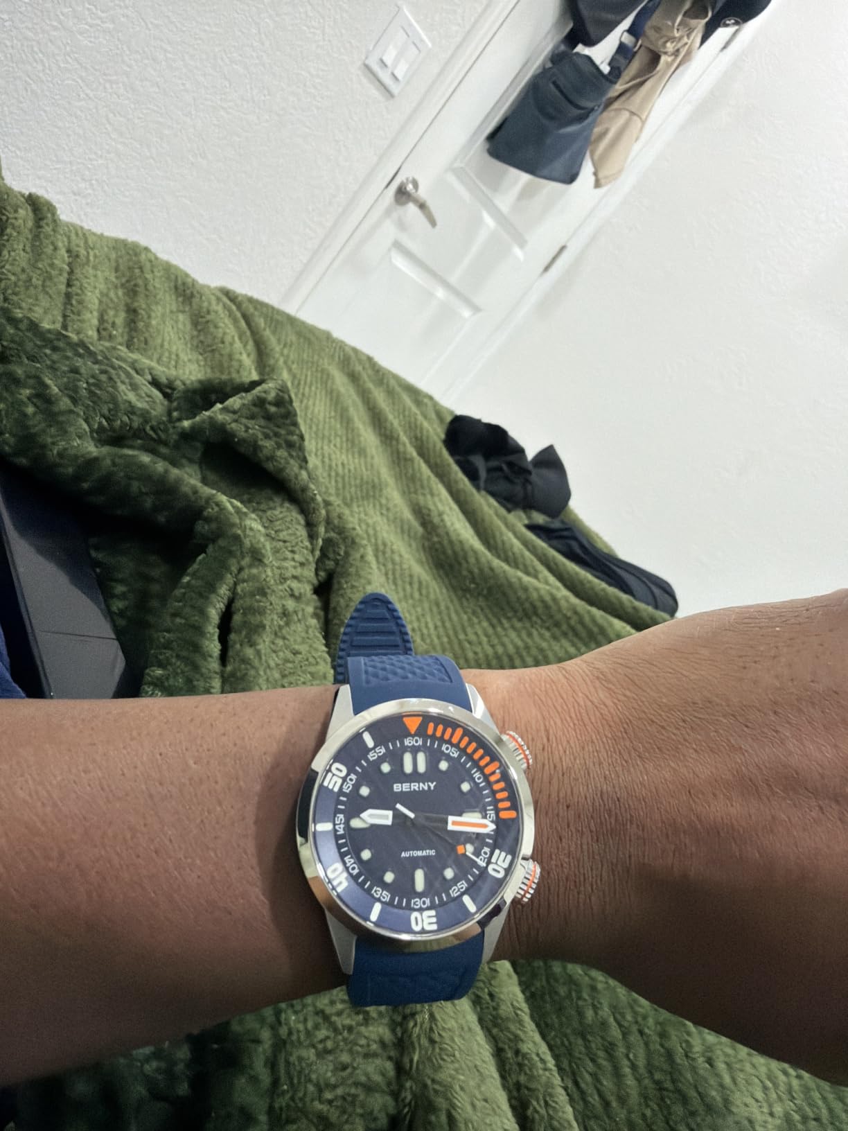 Men's Automatic Dive Watch 200M Waterproof Scratch-Resistant Sapphire customer photo 1