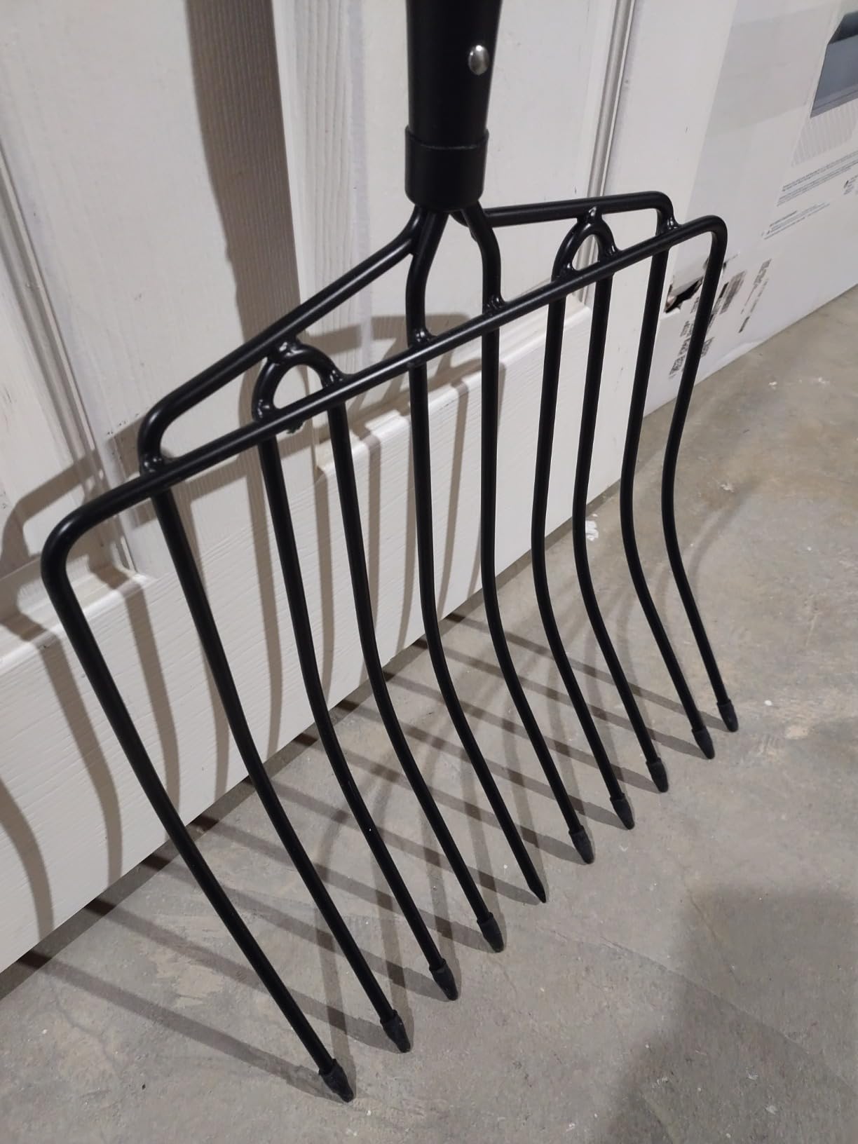 Nohovu Pitchfork for Gardening, 10 Tines Pitch Fork with Non-Slip Handle, Heavy Duty Pitch Fork for Mulching, 45 Inches customer photo 2