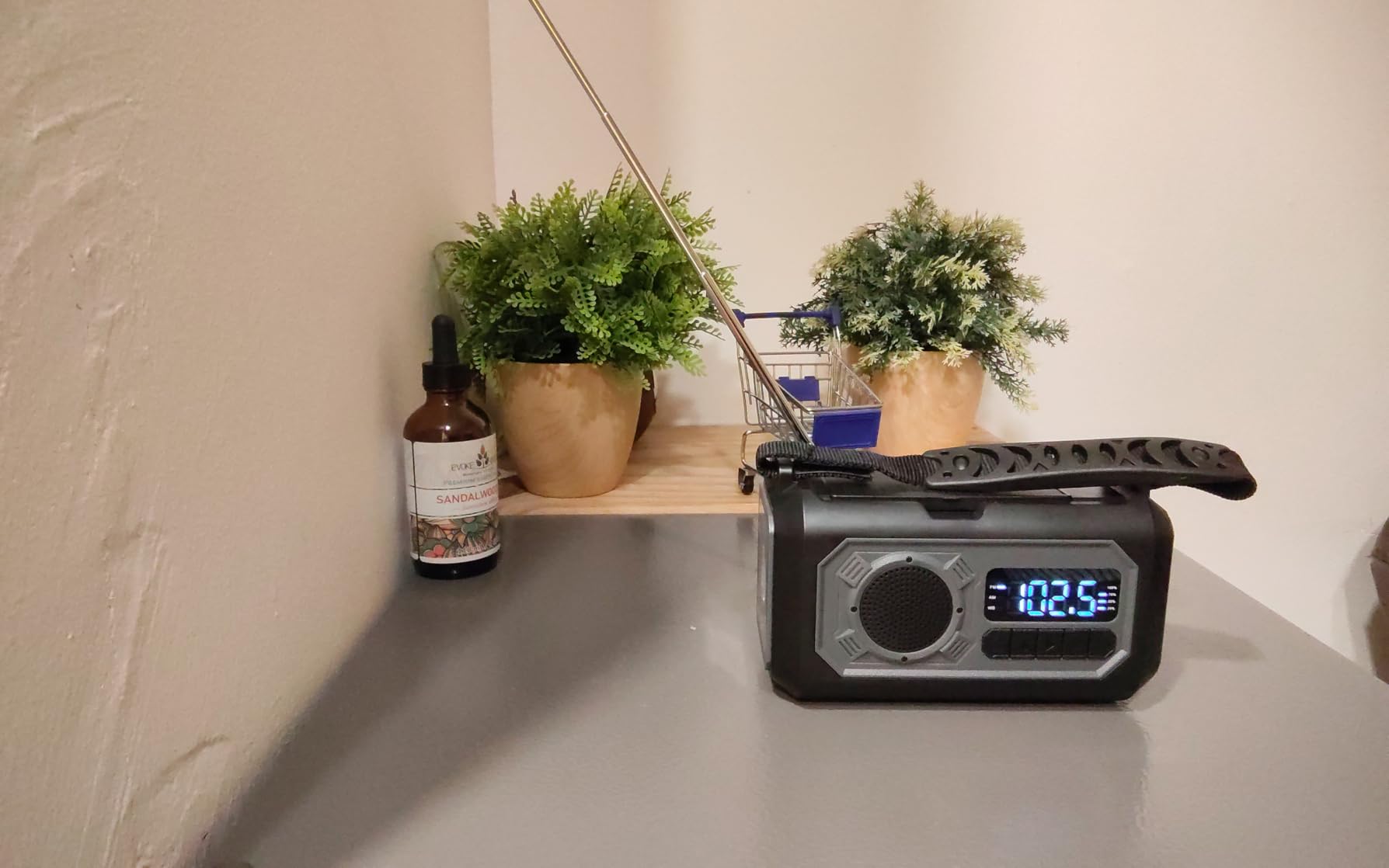 44400mWh/12000mAh Emergency Weather Radio, Hand Crank Radio Solar Radio Portable AM/FM/NOAA Radio with 2 Solar Panels 3 Charging Methods SOS Alarm 3 Mode Flashlight Phone Charger Compass Reading Lamp customer photo 1