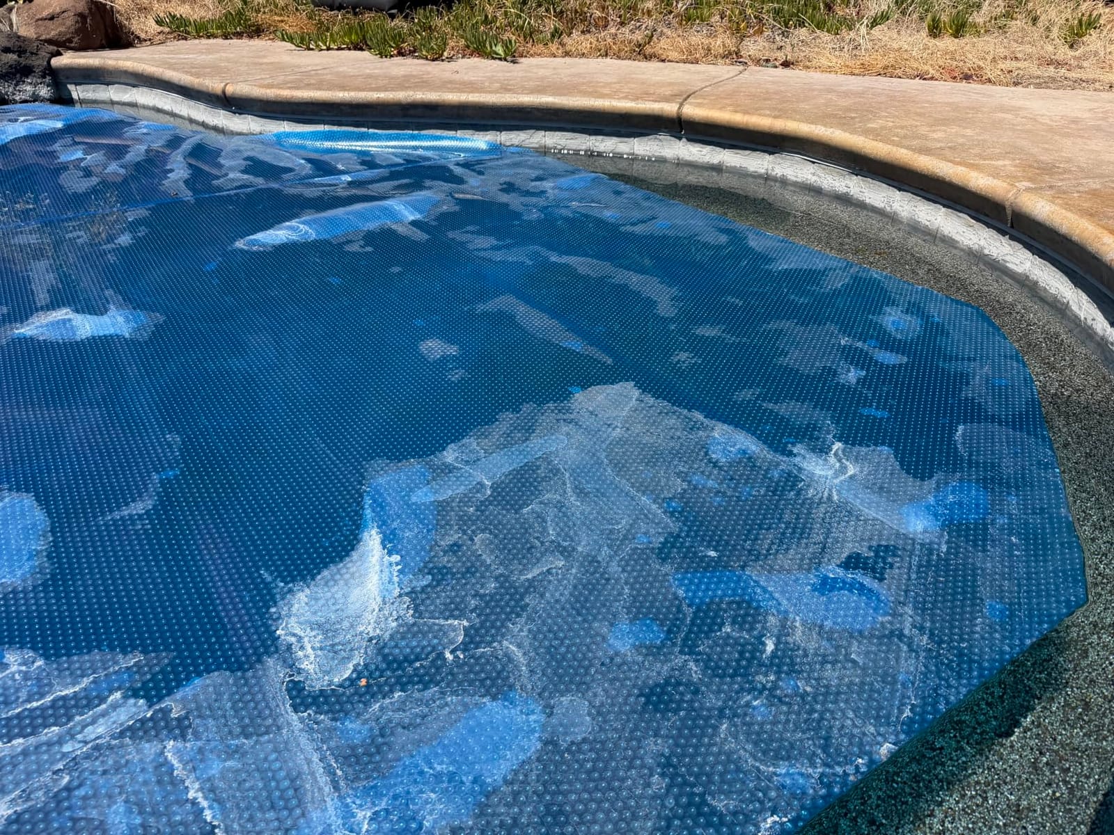 VEVOR Solar Pool Cover 40 x 20 ft, 16 Mil Rectangle Solar Blanket Blue customer photo 1