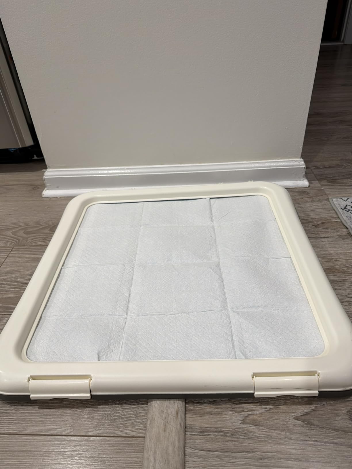 Amazon Basics Dog Training Pad Holder with Secured Latches, Extra Thick and Non-Slip Base, Recycled Plastic, 22 inch, Small, White and Charcoal customer photo 2