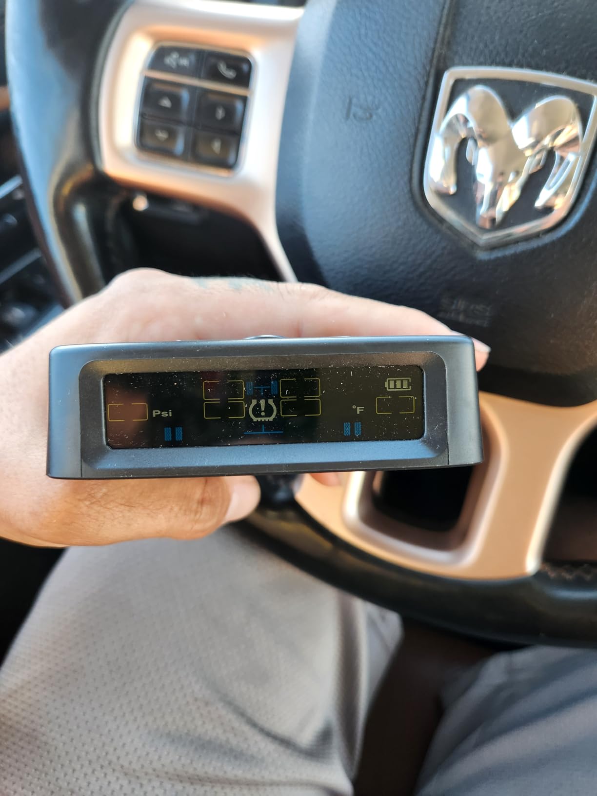 RV Tire Pressure Monitoring System -TPMS Tire Pressure Monitor with 6 Sensors,M12-3 TPMS Solar Charge & USB Color LCD Display, 0-9.9BAR/144PSI Range, 6 Alarm Modes for RV/Trailer/Truck IP67 customer photo 2