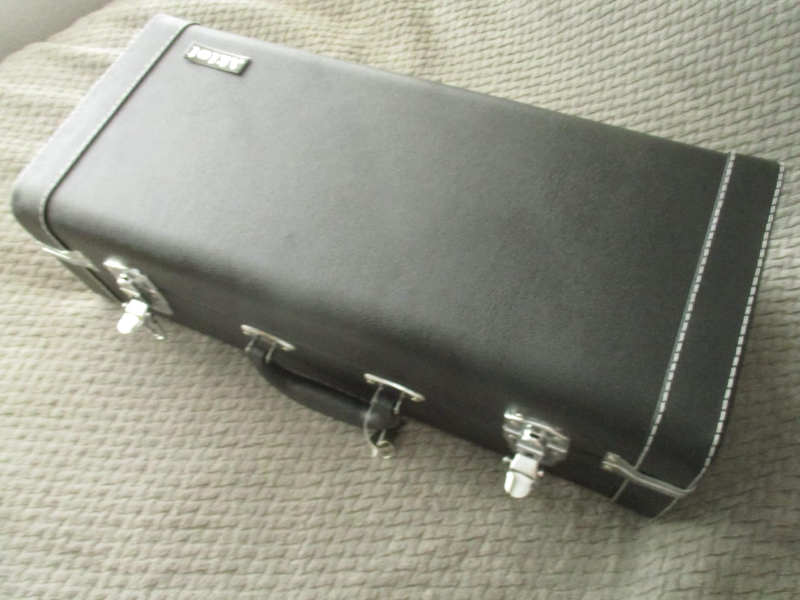 AKLOT Hand-Hammered Bell Bb Trumpet: Smooth Valve Action, Clear-Lacquered Brass Body, Standard Trumpet Beginner Set with Leather Case, Lesson Book, Trumpet Mute, Mouthpiece, Cleaning Kit (SNR-BrzED) customer photo 1