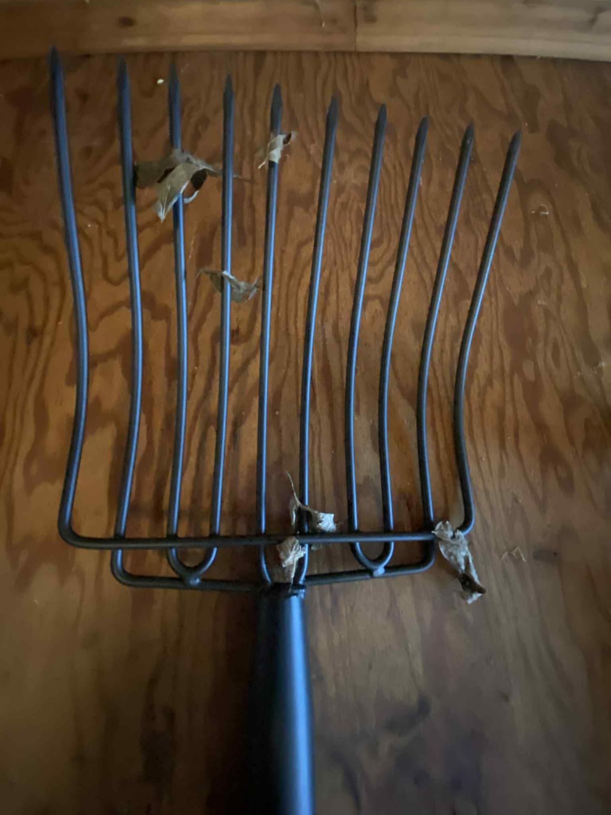 COSITA Pitch Fork for Garden, Wide Pitchfork with 10 Metal Tines, Heavy Duty Garden Fork with Fiberglass Handle 44-Inches, Chicken Coop Pitchforks for Manure, Mulching, Composting, Red customer photo 2