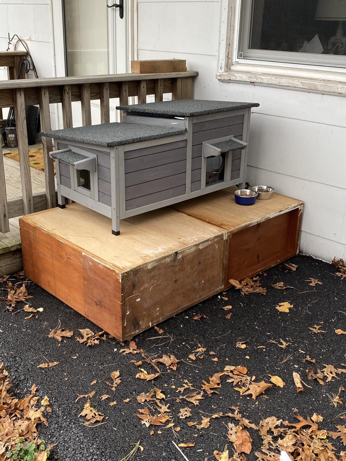 GUTINNEEN Large Heated Outdoor Cat House with Insulated Liner for 2-4 Cats customer photo 1
