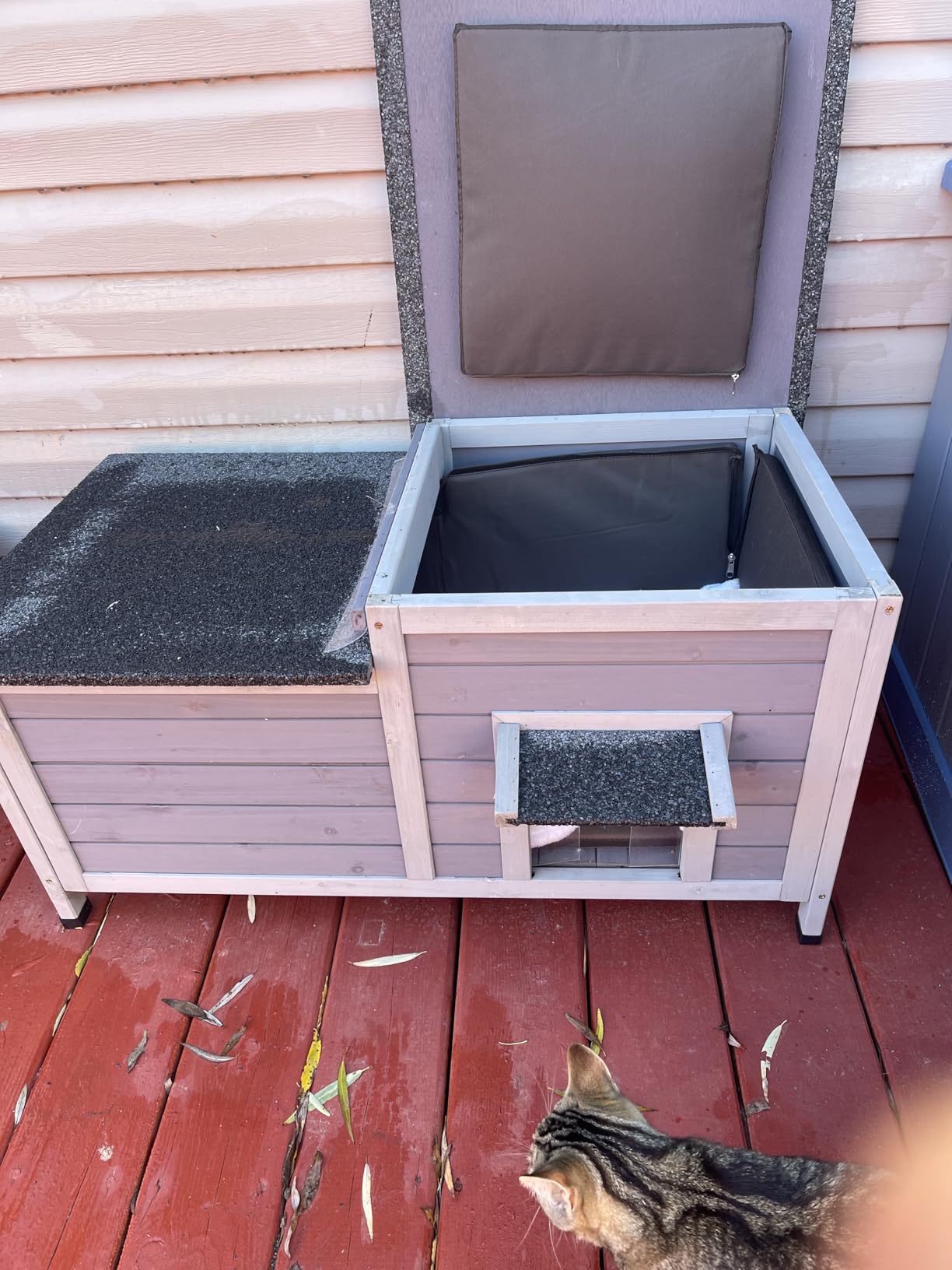 GUTINNEEN Large Heated Outdoor Cat House with Insulated Liner for 2-4 Cats customer photo 2