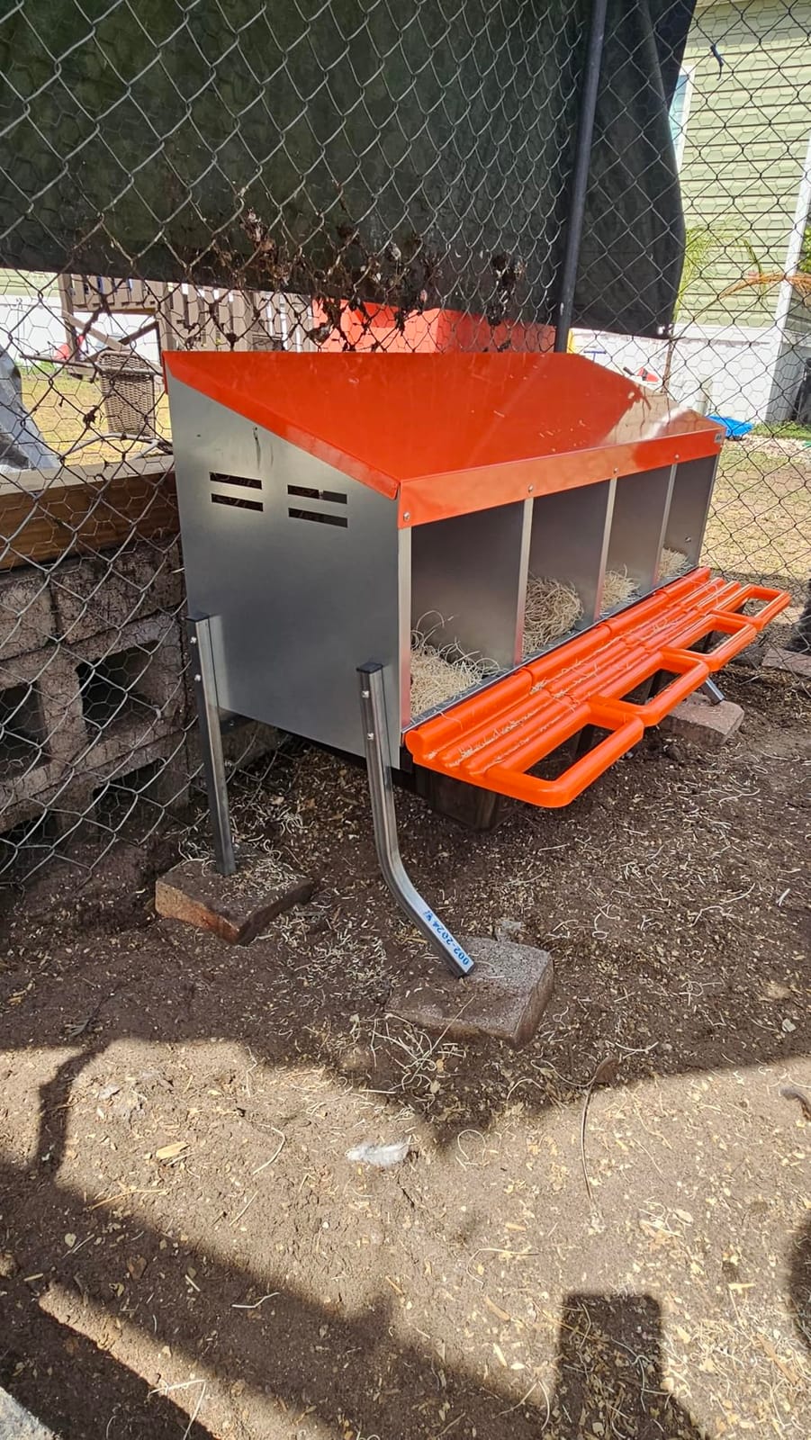 VEVOR Chicken Nesting Boxes, 4 Compartments, with Support Legs, Easy Egg Collection, Galvanized Steel and High-Strength Plastic, Roll Away Nesting Boxes for Chickens and Hens Laying Eggs, Orange customer photo 1
