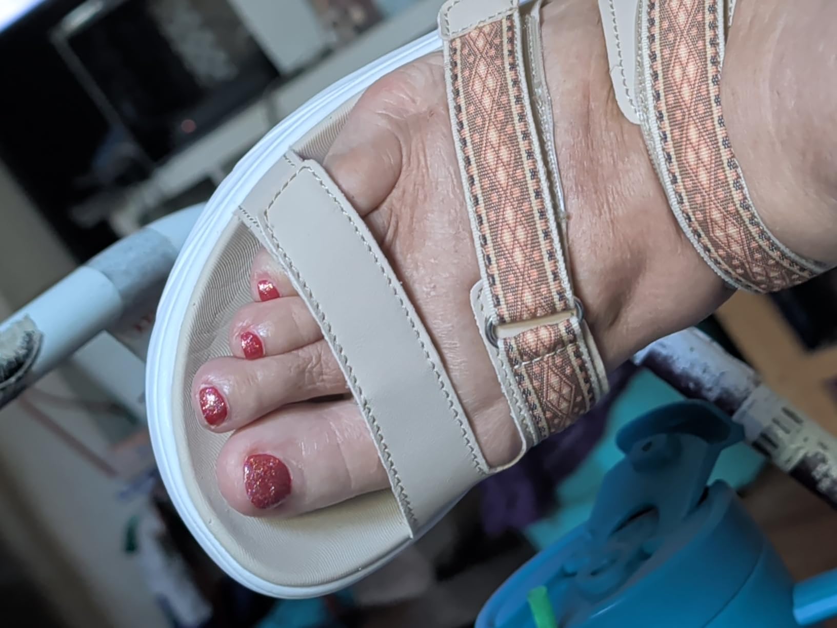 FitVille Wide Sandals for Women with Comfortable Arch Support Lightweight Summer Outdoor Orthopedic Women's Wide Sandals with Adjustable Strap for Plantar Fasciitis and Swollen Feet customer photo 1