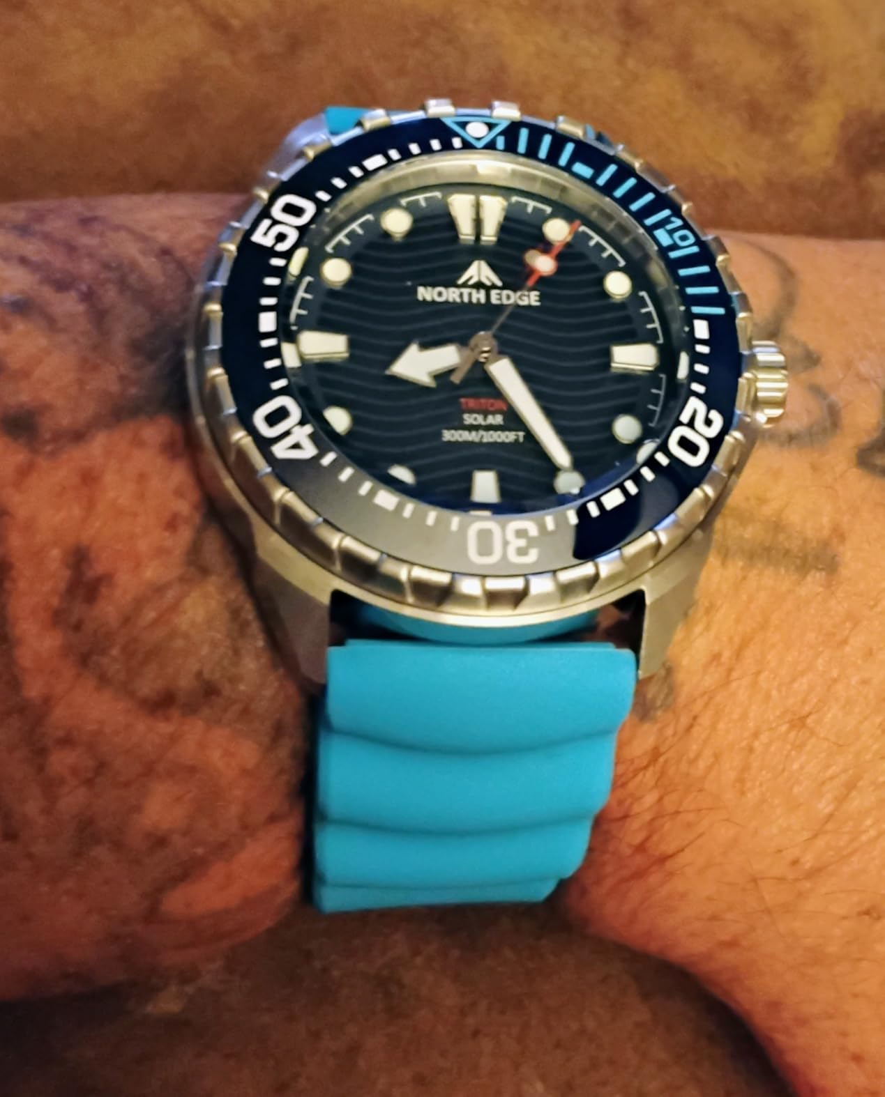 NORTH EDGE Solar Powered Dive Watch Men's Watch, 1000FT/300M Water Resistance, Luminous Dial, Silicone Strap 45.8MM customer photo 2