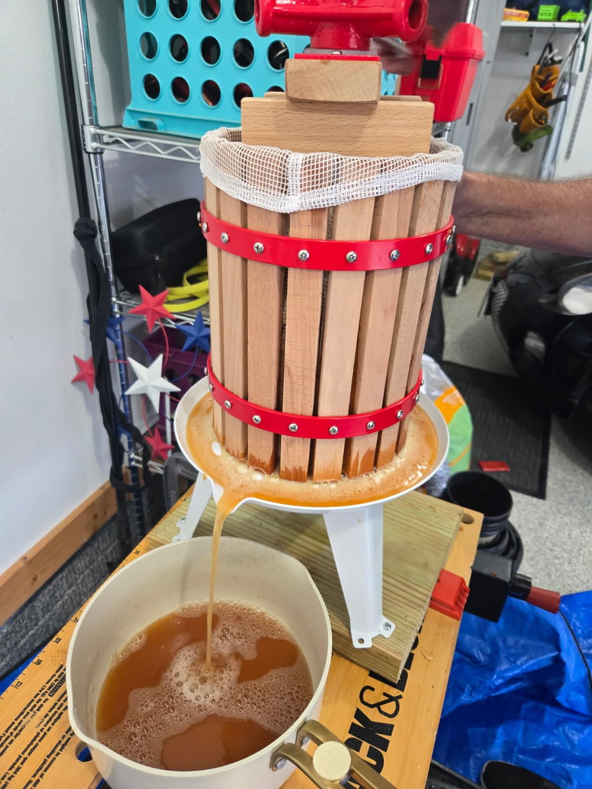 VEVOR Fruit Wine Press, 7.93Gal/30L Manual Juice Maker, Solid Beech Wood Basket, Vintage Traditional Juicer with 6 Press Wooden Blocks, 2 Filter Bags, Heavy Duty Pole Handle Bar for Cider Apple Grape customer photo 2