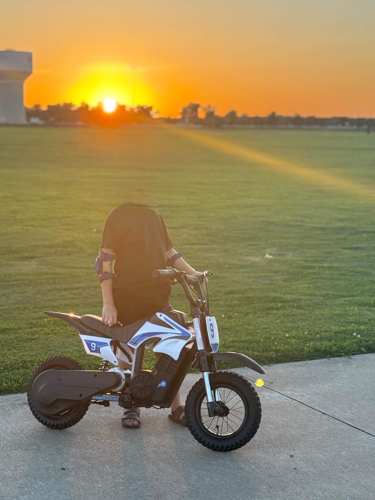K1 Kids Electric Dirt Bike, 36V, 700W, 16 MPH, 14-Mile, Ages 3-10 (Warm Gray) customer photo 1