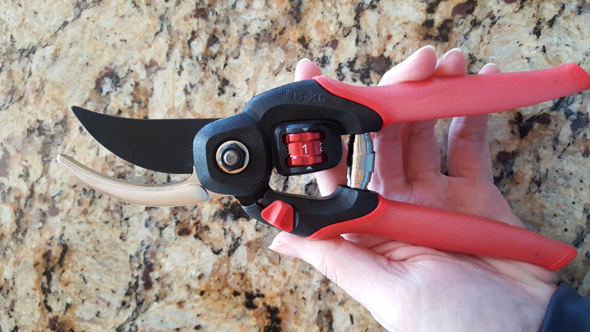 Corona Clipper BP 4214D Flex Dial Bypass Pruner With Comfort Gel Grips, 3/4 Inch, Red/Black customer photo 1