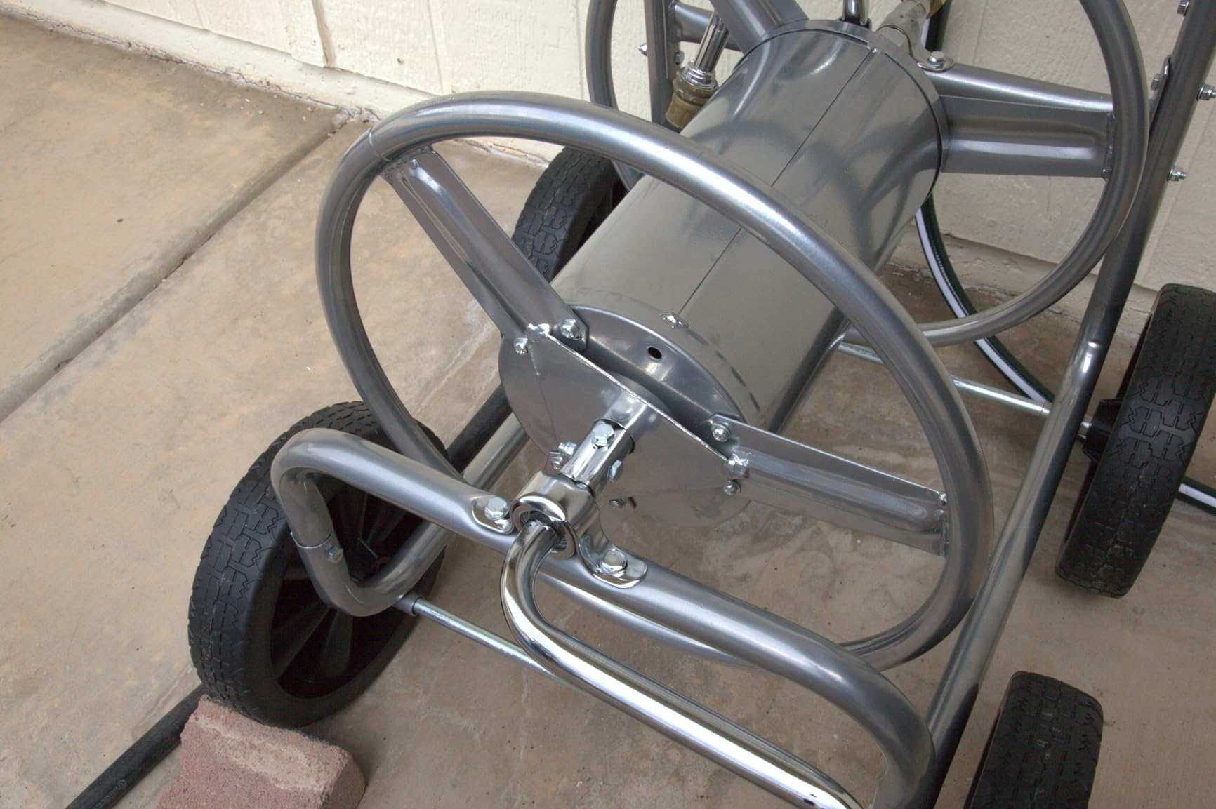 VEVOR Hose Reel Cart, Hold Up to 250 ft of 5/8’’ Hose, Garden Water Hose Carts Mobile Tools with 4 Wheels, Heavy Duty Powder-Coated Steel Outdoor Planting with Storage Basket, for Garden, Yard, Lawn customer photo 1
